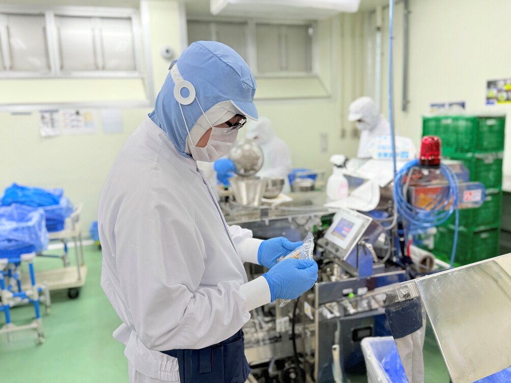 K.Cさんが書類をチェックしている写真